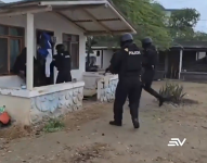 La policía frenó la construcción de una casa de Los Lobos en Ayangue, Santa Elena