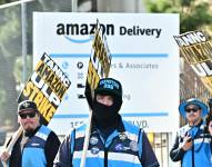 Trabajadores de Amazon caminan por la línea de piquete fuera de una instalación de Amazon en la ciudad de Industry, California.