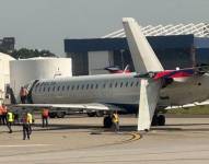 El avión sufrió daños en la parte trasera.