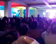 Captura de pantalla de un video grabado en un salón de un colegio fiscal de Guayaquil, de una fiesta de exalumnos que tuvo lugar el 24 de agosto del 2024.