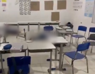 Los cuerpos de los estudiantes quedaron sobre el piso del salón.