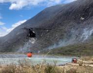 Un helicóptero ayuda en la extinción del fuego.
