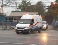 Imagen de una ambulancia saliendo de la Penitenciaría del Litoral.