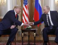 El presidente de Estados Unidos, Donald Trump (izquierda), y el presidente ruso, Vladímir Putin, se dan la mano al inicio de una reunión en el Palacio Presidencial de Helsinki.