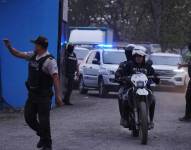 Policías saliendo de la Penitenciaría del Litoral, tras controlar la situación en el centro carcelario tras la explosión de tres granadas.