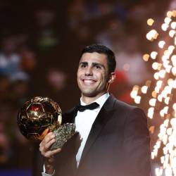 Rodri posa con el Balón de Oro 2024