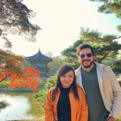 Fotografía de Jorge Ulloa y Nataly Valencia en su luna de miel en Corea del Sur