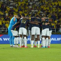 Jugadores de la selección de Ecuador reunidos en el centro del campo previo al partido ante Colombia