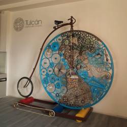 Imagen de una de las obras que se exhibe en el Museo de Ciclismo en Tulcán