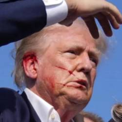 Donald Trump herido después del atentado contra su vida.