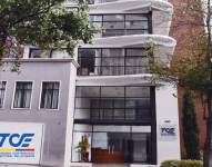 La fachada del edificio del TCE en las calles Juan León Mera y Roca, centro-norte de Quito.