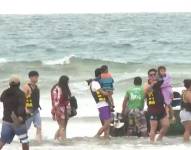 Turistas disfrutando de las playas de Santa Elena.