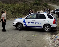 Imagen de la Policía Nacional en la vía a las canteras de Picoazá (Portoviejo, Manabí), donde se hallaron tres cuerpos.