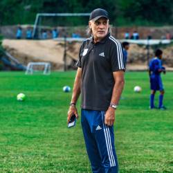 Carlos Alberto Juárez en un entrenamiento de las divisiones formativas de Emelec