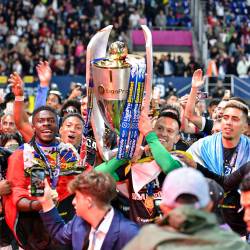 Jugadores de Liga de Quito levantan el trofeo de campeón de la Liga Pro 2024