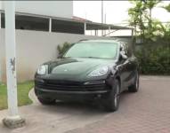 Imagen de un Porsche Cayenne en los exteriores de una vivienda de Daule.