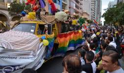 Imagen de una marcha del orgullo LGBTIQ+ que se realizó en Guayaquil.
