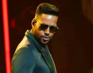 Romeo Santos es un reconocido cantante, compositor y productor discográfico estadounidense, conocido como el Rey de la Bachata. Su carrera musical comenzó como líder de la agrupación Aventura y ha continuado como solista, consolidándose como una de las figuras más importantes de la música latina contemporánea.