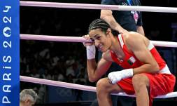 Boxeadora argelina Imane Khelif dejando el ring.