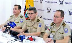 El general Freddy Sarzosa, director general de Investigación de la Policía (centro), ofreció una rueda de prensa este jueves 23 de mayo.