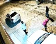 Tres de los hombres que intentaron robar el auto.