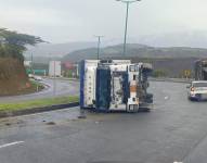 Imagen del camión volcado en un tramo de la vía a Guayllabamba,