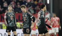 El jugador del Bayern Múnich Thomas Mueller (c) reacciona junto a sus compañeros tras encajar un gol en el partido de la Bundesliga que han jugado 1. FSV Mainz 05 y FC Bayern Munich en Mainz, Alemania.