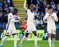 Moisés Caicedo celebrando la victoria con Nicolas Jackson y Joao Félix.