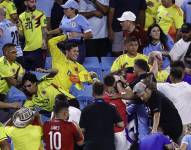 Momento exacto en el que el aficionado lanzó un golpe al rostro del delantero uruguayo.