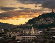 Imagen de atardecer en Quito con la catedral y el panecillo.