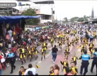 Caos durante desfile estudiantil en Pasaje, por falsa alarma de un ataque.