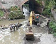 Trabajos de remediación en el puente del río Machángara en enero de 2020.