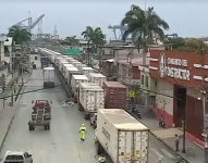 Decenas de camiones formaron largas filas para ingresar a dos puertos de Guayaquil