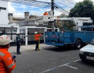 Trabajadores de la Empresa Eléctrica Quito hacen reparaciones en el sector de La Coruña.