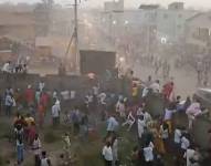 El gobierno de Guinea dijo que al menos de 56 personas murieron y una cantidad mayor aún resultó herida en una avalancha en un estadio de fútbol el domingo, después de que estallara la violencia por un gol disputado.