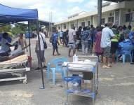 Residentes levantan tiendas temporales para tratar a las víctimas del terremoto de magnitud 7,3 registrado en Port Vila, capital de Vanuatu.