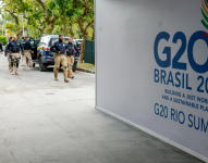 Integrantes de la policía vigilan en los alrededores del Museo de Arte Moderno (MAM) en Río de Janeiro (Brasil).