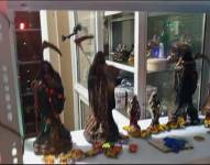 Imagen de estatuas de la Santa Muerte en un estante de una vivienda de Quevedo, Los Ríos.