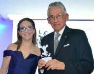 Solón Espinosa recibe el premio de Complementariedad, a la Sociedad de Lucha contra el Cáncer.