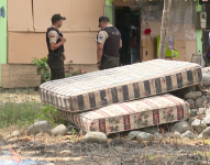 Este jueves la policía continuaba examinando la escena del crimen.