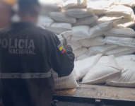 Imagen del cargamento de ocho toneladas de cloruro de calcio, precursor para la elaboración de cocaína, incautado por la Policía.