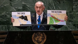 El primer ministro israelí, Benjamin Netanyahu, muestra dos mapas ante la Asamblea General de la ONU en la que no aparecen los territorios palestinos.