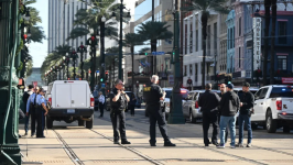 Agentes federales y la Policía refuerzan la seguridad mientras Bourbon Street, Canal Street y el Barrio Francés vuelven a abrir el 2 de enero después del ataque con un camión del día de Año Nuevo en Nueva Orleans, Louisiana.