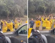 Los bomberos celebran la caída de lluvia.