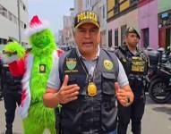 Un agente policial se disfrazó como el personaje navideño del 'Grinch' para sorprender a un clan de traficantes de drogas en un distrito costero del sur de Lima.