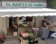 Una imagen de Google Maps muestra a un hombre con las características de Gammino, a la derecha, parado frente a una tienda.