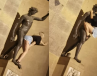Turista realizando actos sexuales con la estatua