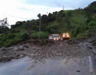 Deslizamiento de tierra, producto de la lluvia, en la vía Cosanga - Tena, sector Baeza.