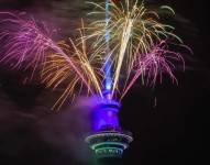 Fuegos artificiales se disparan desde la Sky Tower en Auckland, Nueva Zelandia, durante las celebraciones de Nochevieja el 1 de enero.