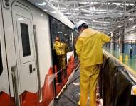 Los obreros del Metro de Quito limpian la unidad que fue vandalizada.